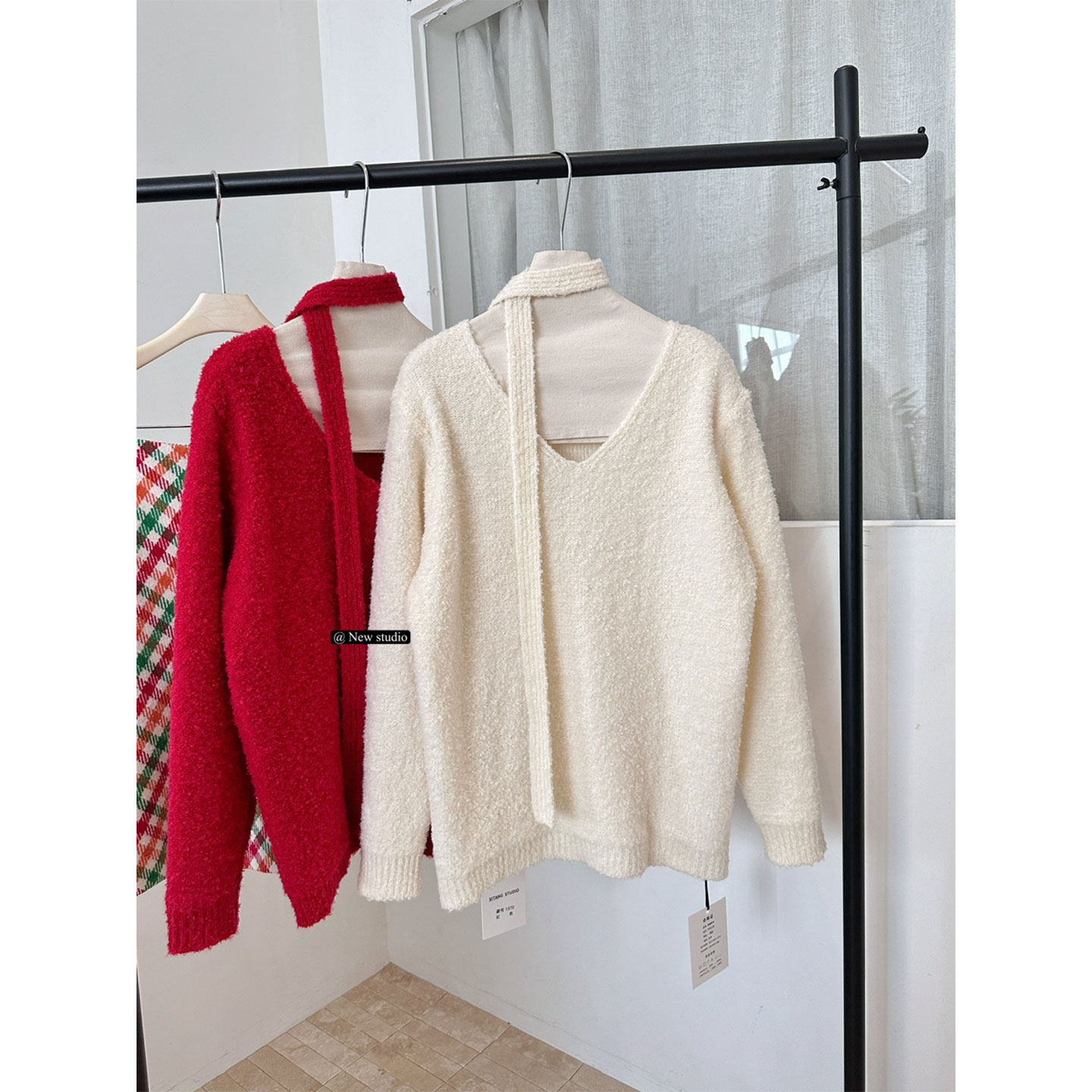 新年穿搭红色挂脖针织衫上衣女春季秋冬宽松慵懒风V领中长款毛衣