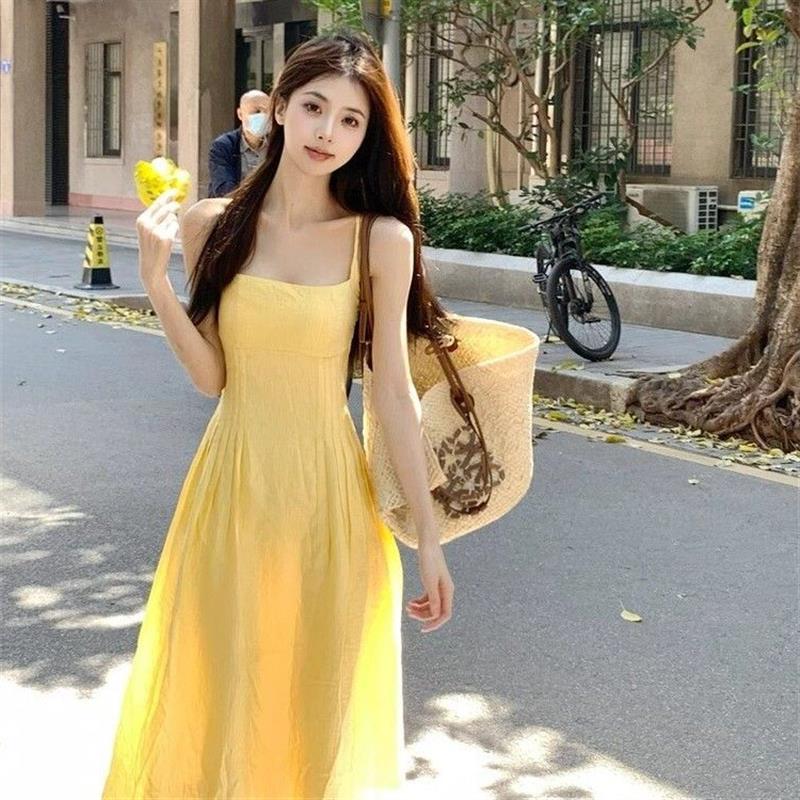 温柔风黄色吊带连衣裙子女2025春夏新款茶歇法式清新甜美桔梗长裙