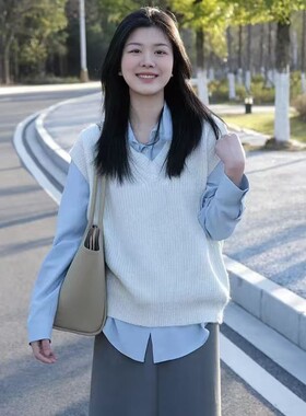 短款白色V领羊绒马甲女毛衣坎肩