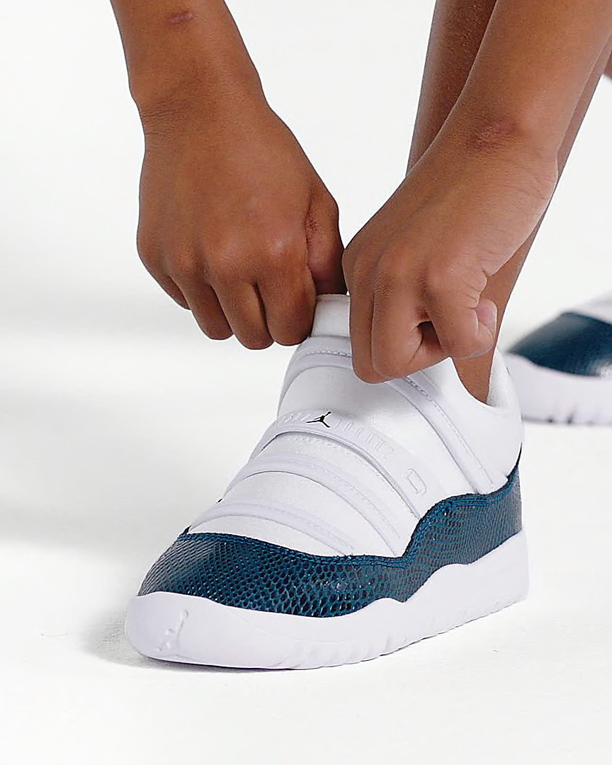 air jordan aj11 蓝蛇 变色龙 一脚蹬防滑复刻婴童运动鞋 bq7102