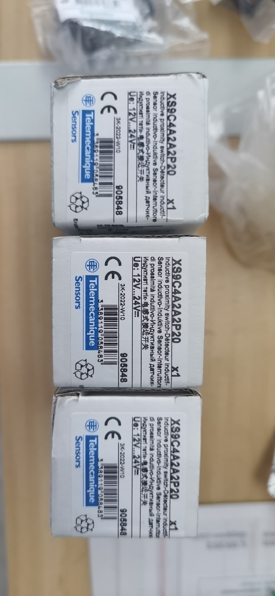 XS9C4A2A2P20施耐德接近开关传感器全新原装拍前请询价