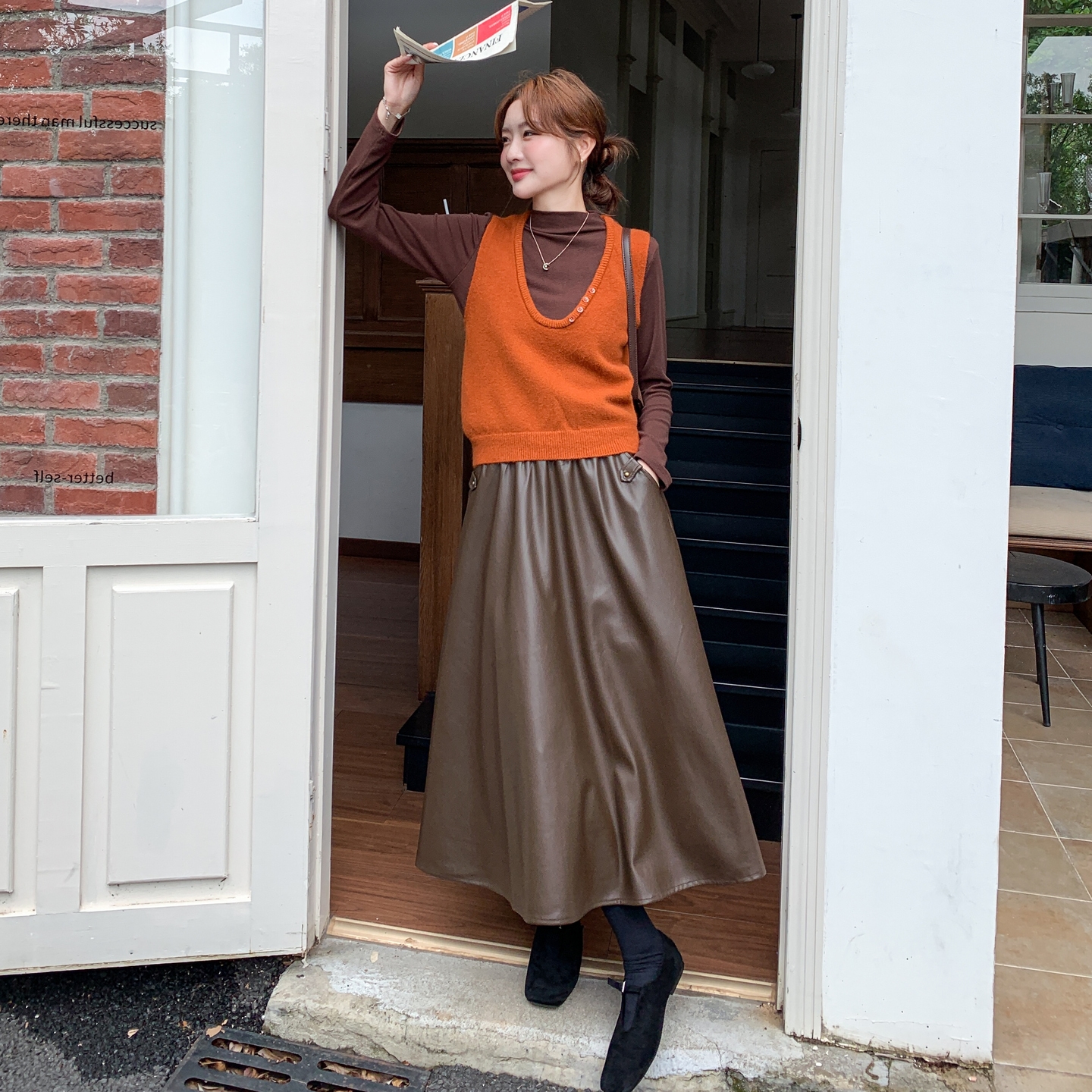 高级感轻熟风套装女气质减龄显瘦马甲打底衫高腰半身PU皮裙三件套