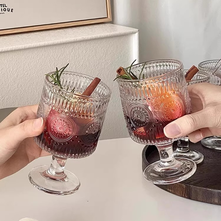 ins风热红酒杯圣诞鸡尾酒