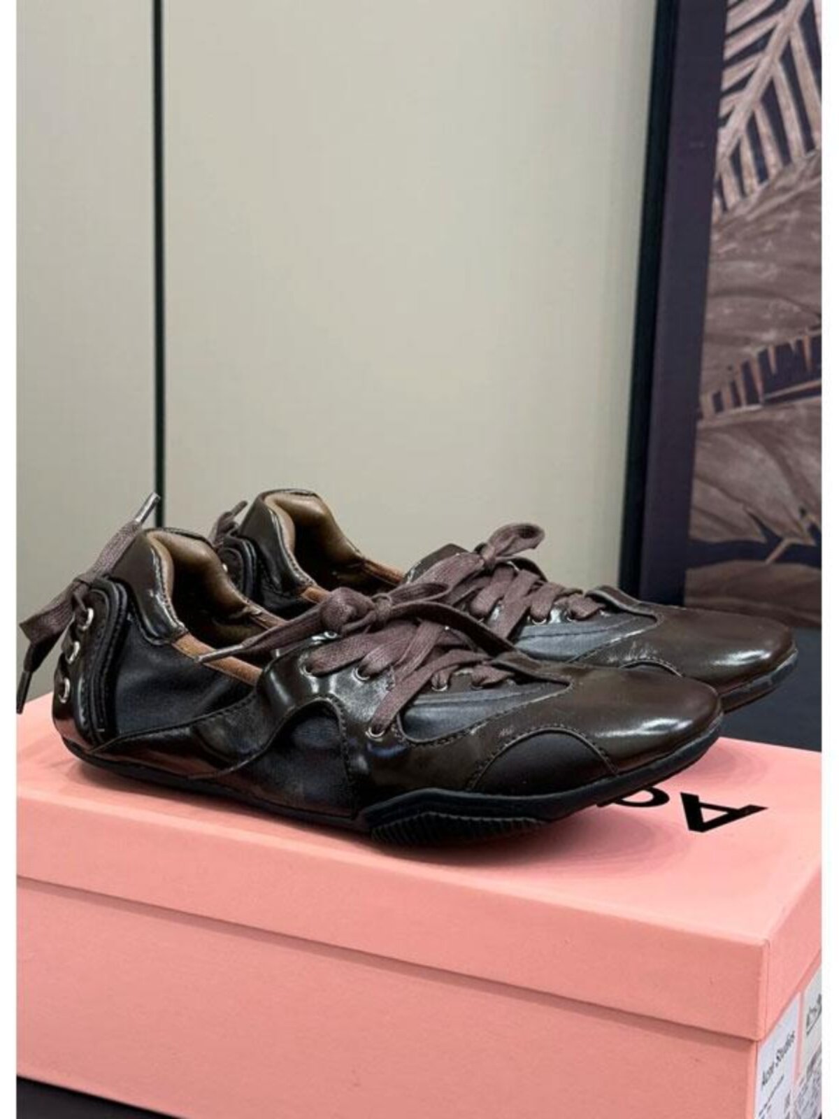 가죽 버전 2025 봄 가을 여성을위한 새로운 발레 신발 플랫 라운드 발가락 레이스 업 보우 캐주얼 스포츠 신발 여성을위한