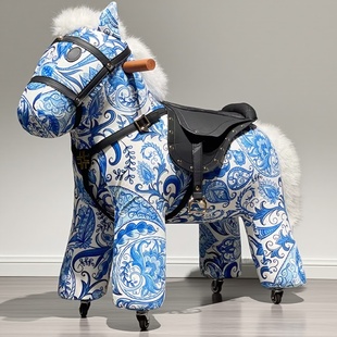 小凳子家用矮凳马年小马可爱动物造型万向轮换鞋凳毛绒滑轮溜溜凳