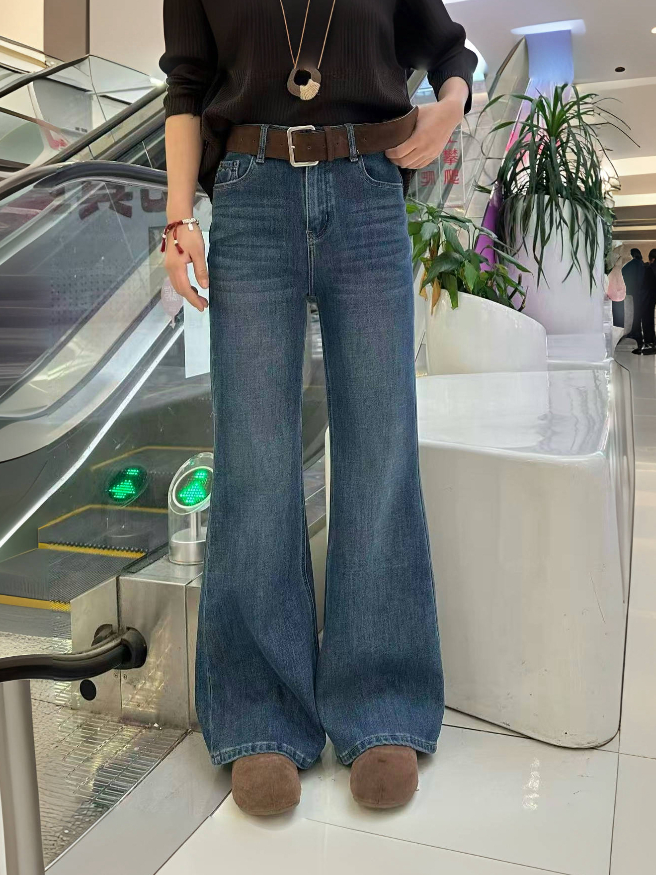 欧货爆款2025秋冬季新款时尚高腰显瘦深蓝色弹力微喇牛仔裤女加绒