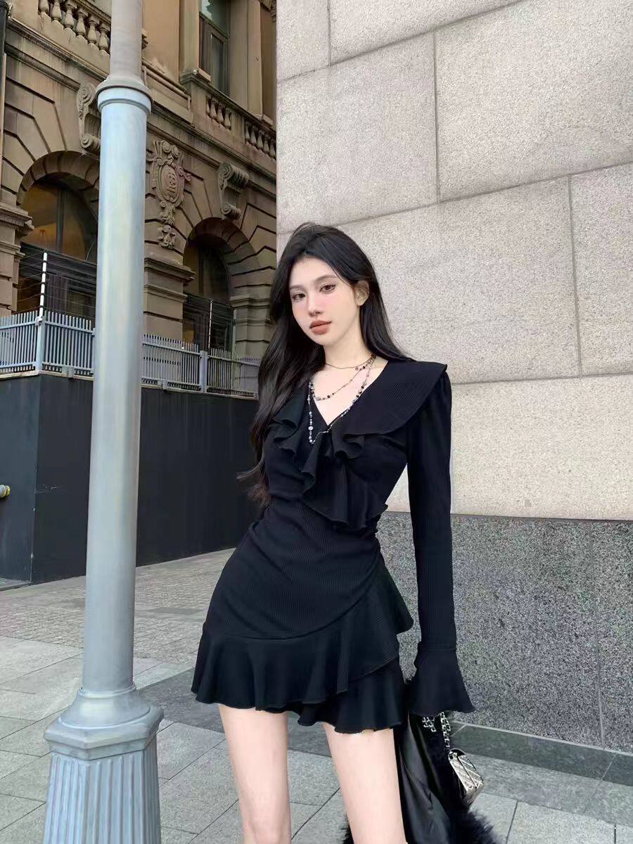 荷叶边v领喇叭袖针织连衣裙女秋冬法式气质黑色裙子修身包臀短裙