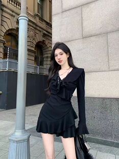 荷叶边v领喇叭袖针织连衣裙女秋冬法式气质黑色裙子修身包臀短裙