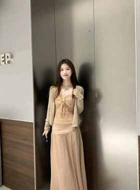 奶盐桃桃肌理感吊带+百搭开衫+飘逸半身裙