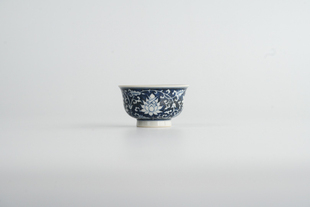 手作搏泥幻化珍藏蓝地缠枝莲纹杯