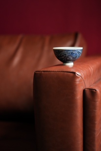 景德镇手作搏泥幻化蓝地缠枝菊兔纹杯