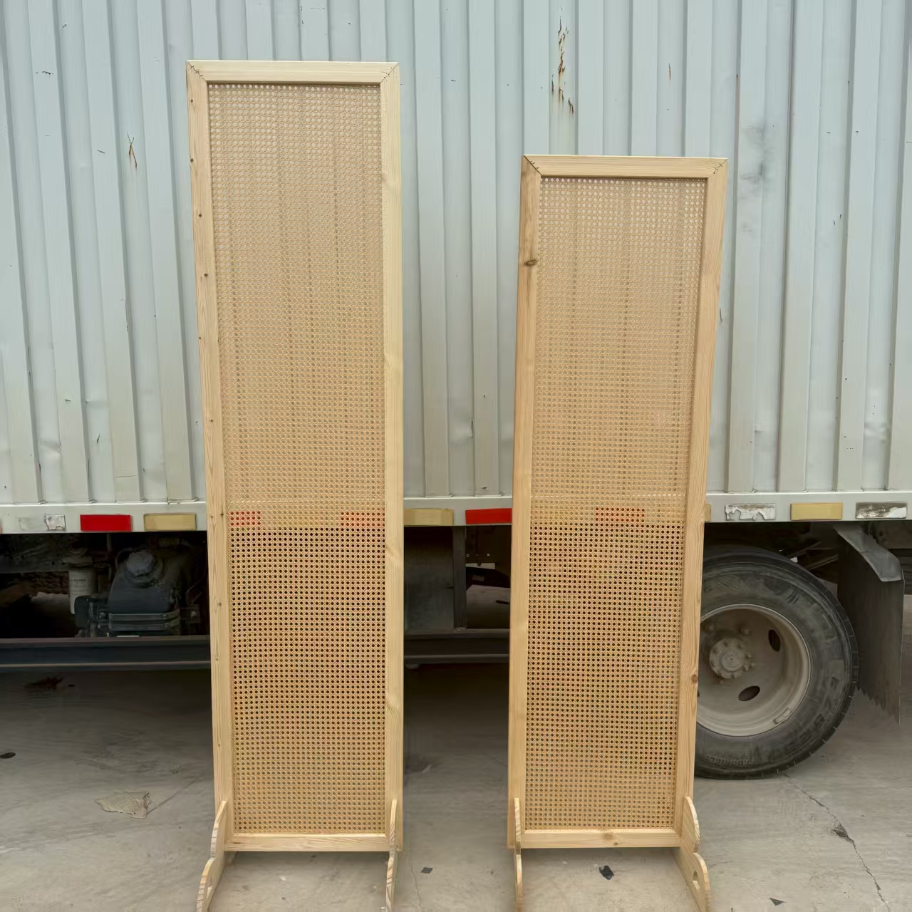 婚礼舞台六角孔藤编屏风