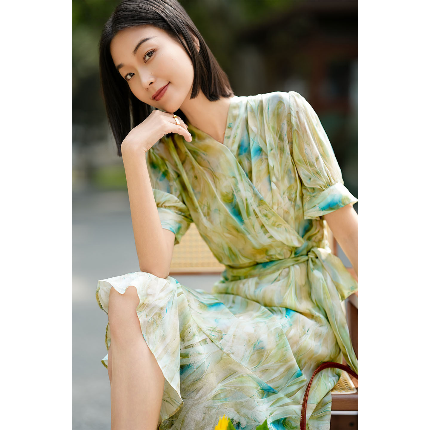 真丝桑蚕丝连衣裙女V领泡泡袖收腰显瘦法式印花荷叶边中长裙新款