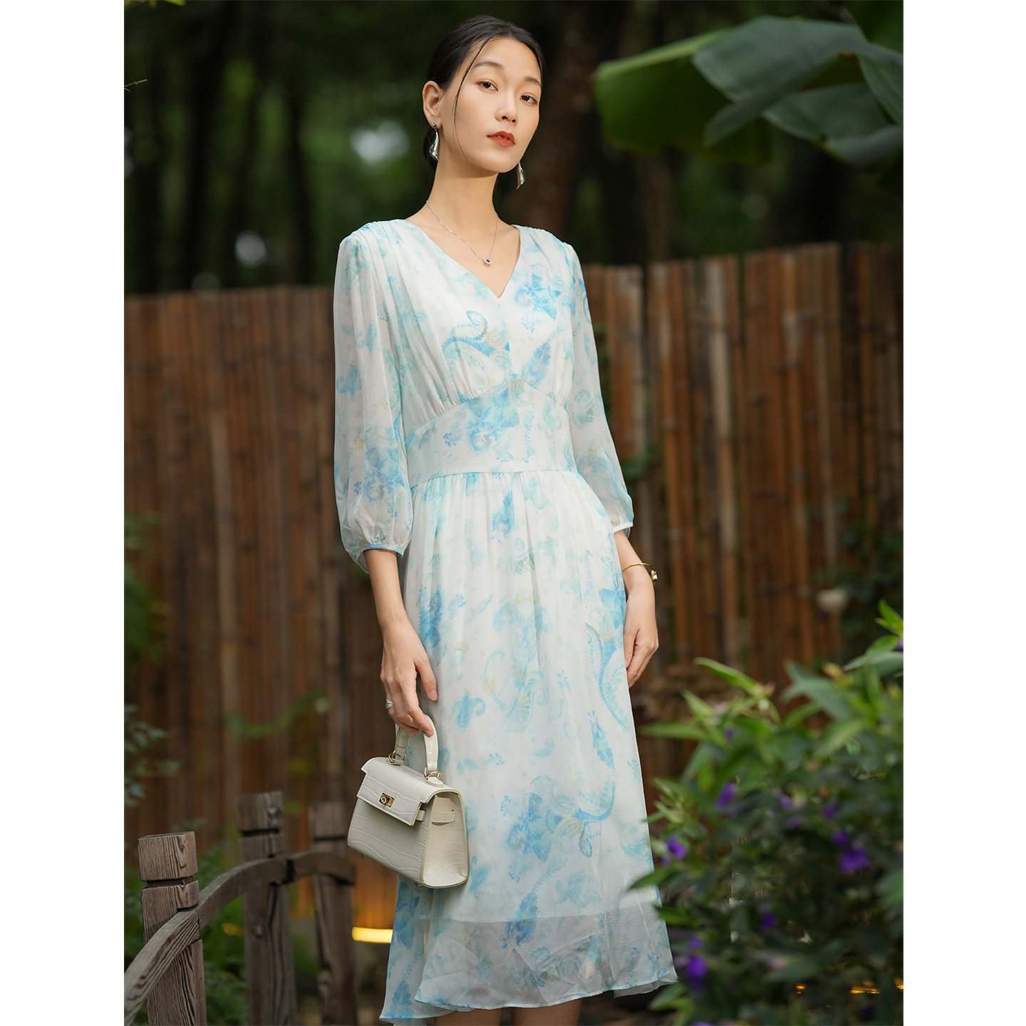 桑蚕丝连衣裙度假风真丝碎花裙气质修身v领收腰茶歇裙女2026夏潮