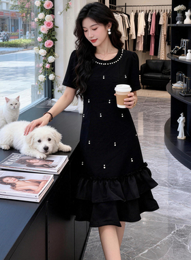 2026夏季赫本风重工钉珠连衣裙遮肉显瘦正肩荷叶边小黑裙831