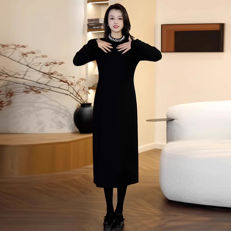2025秋冬法式气质显瘦小黑裙钉珠长袖高级感连衣裙女#8611