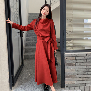 法式优雅红色长袖连衣裙女2024秋季新款轻熟御姐气质收腰显瘦长裙图片