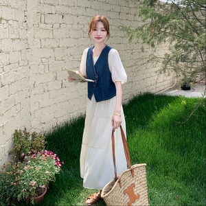 米白色连衣裙牛仔马甲两件套女夏韩系超火独特绝美减龄巨好看套装图片