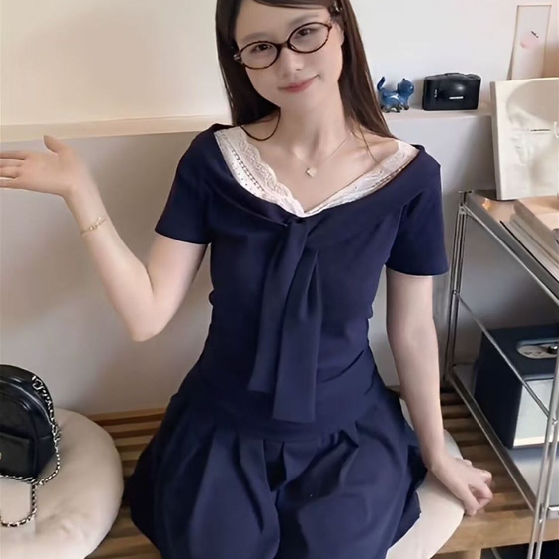 韩系蕾丝花边藏蓝色短款T恤