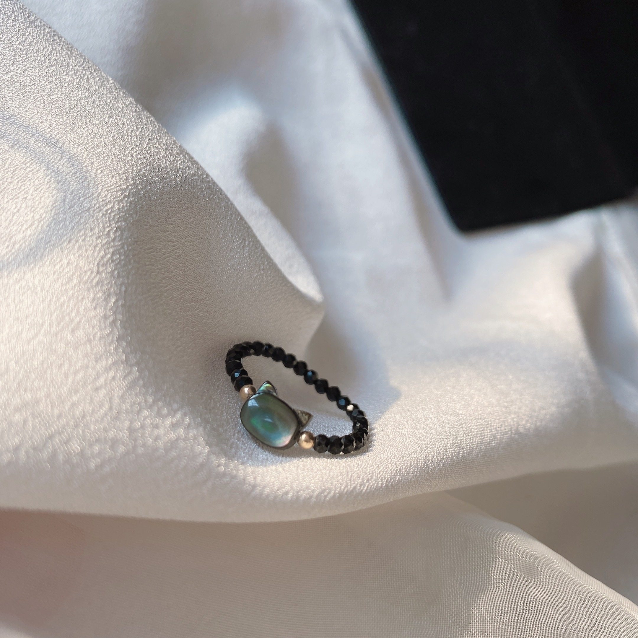 小黑猫戒指贝母日韩复古可爱ins个性女喵头黑尖晶弹力松紧指环