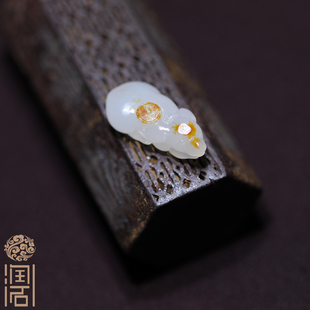 【姑苏润石堂】在售2.5克新疆和田玉籽料红皮白玉天狗吊坠挂件