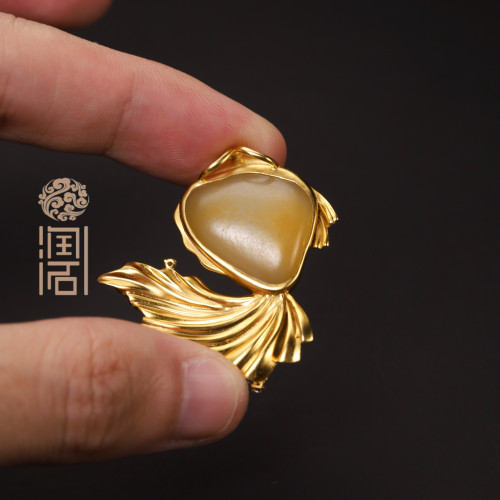 【姑苏润石堂】在售8.5克天然新疆和田玉籽料黄皮原石镶金挂坠