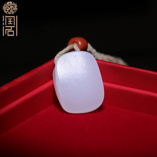 新疆和田玉籽料白玉无事牌吊坠
