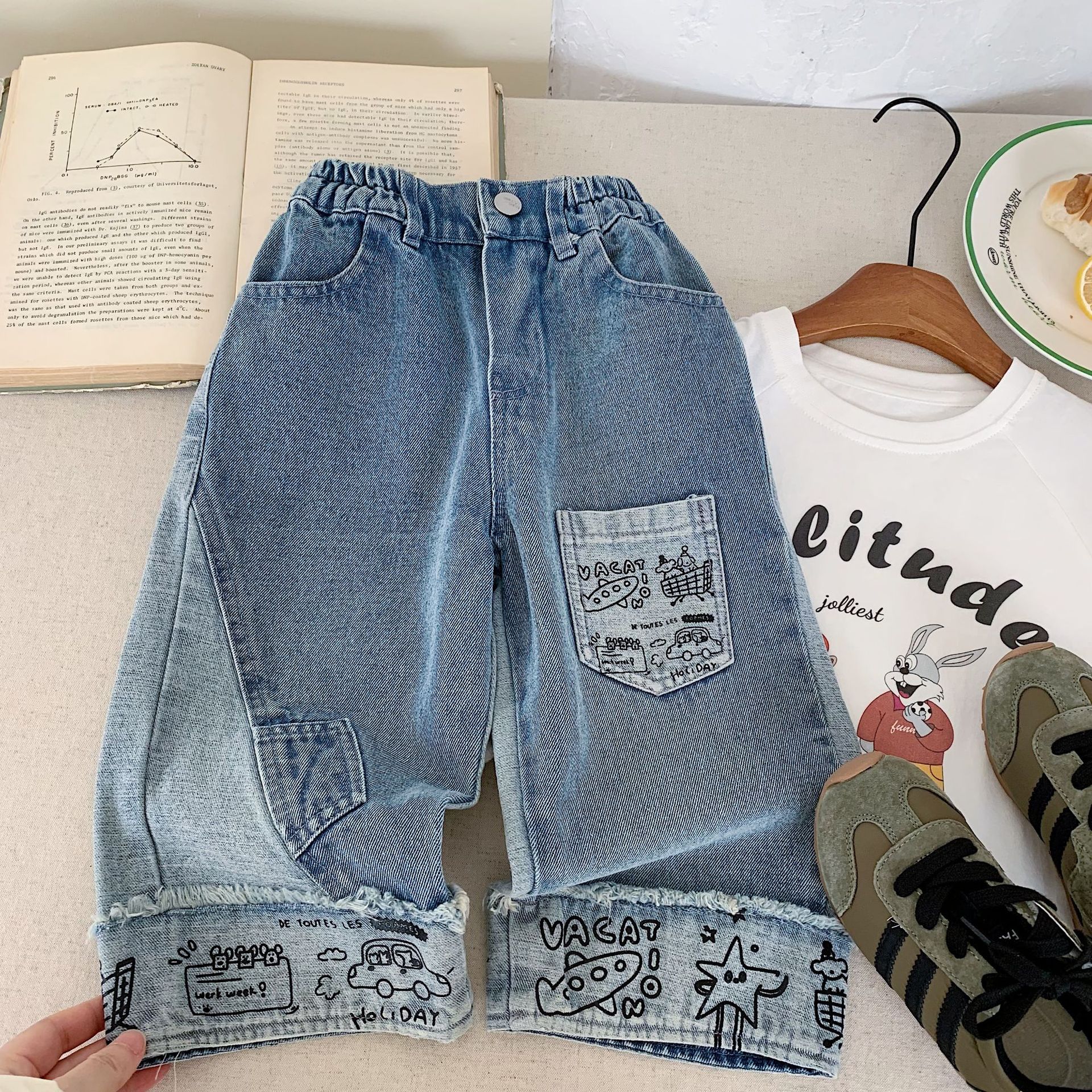 儿童牛仔裤宝宝涂鸦印花长裤子2025春秋新款男童女童潮流休闲裤酷