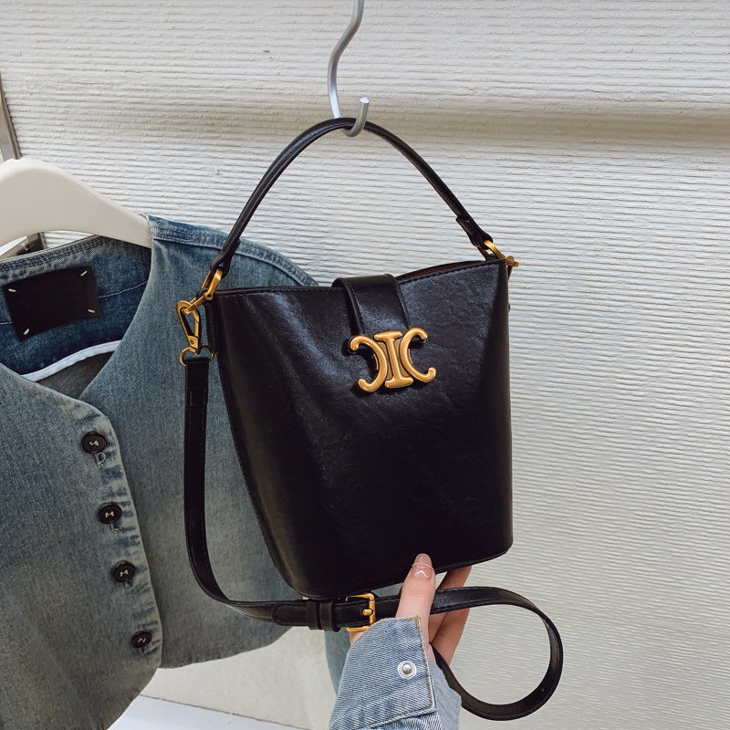 新款今年流行手提单肩斜挎包