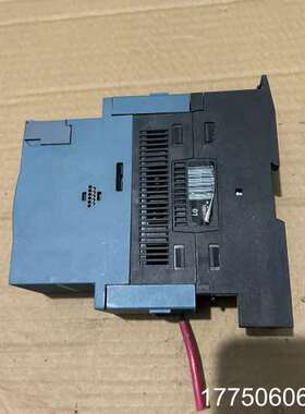 SIEMENS/品牌的软启动器拥有深蓝色外壳，3RW3