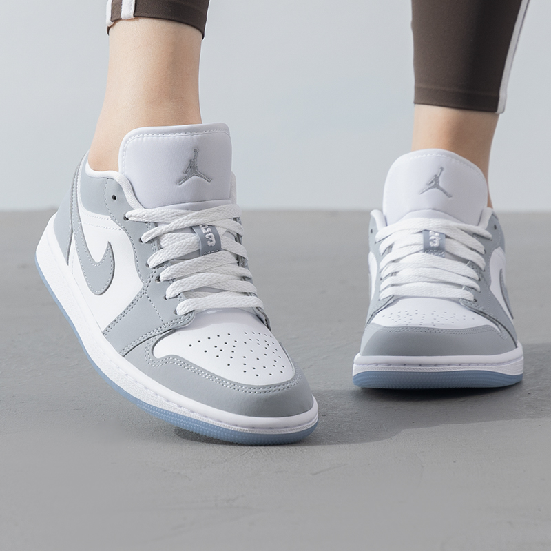 Nike/耐克板鞋女鞋AIR JORDAN 1 LOW透气休闲鞋运动鞋DC0774-105