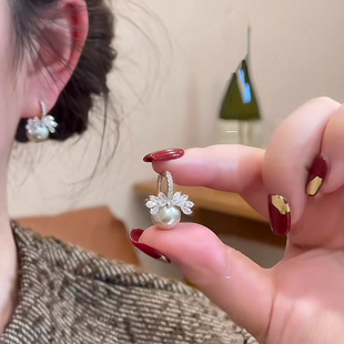 清新甜美锆石花朵珠珠耳扣女2026新款爆款高级感时尚百搭耳环耳饰