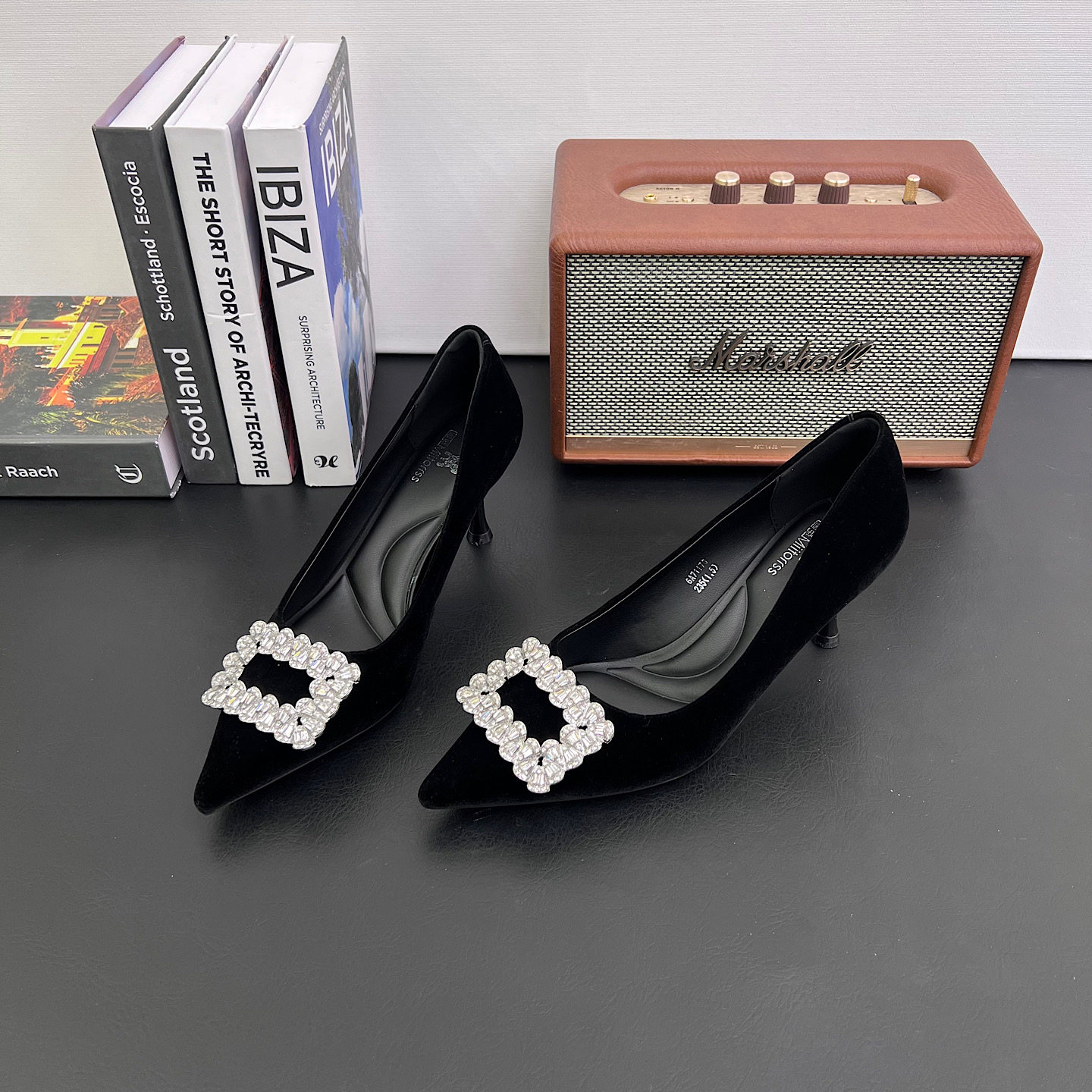 黑色浅口细跟尖头5cm高跟鞋女2026春方扣水钻工作通勤不累脚单鞋