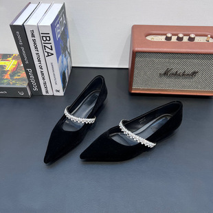 法式高级感绒面单鞋女2026春季新款百搭低跟尖头一字扣水钻平底鞋