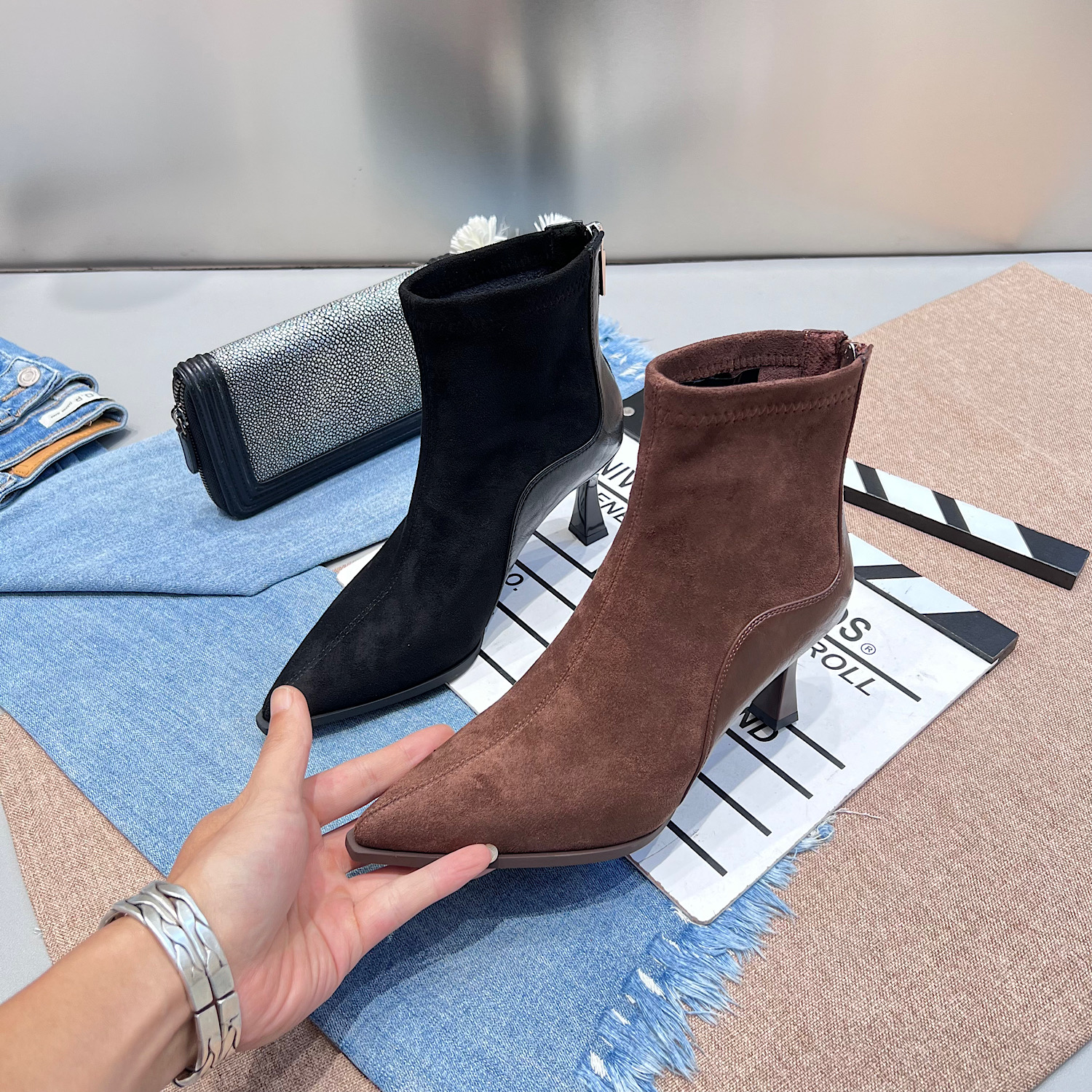 2025秋冬新款绒面低跟短靴时尚女靴简约款细跟高跟气质百搭瘦瘦靴