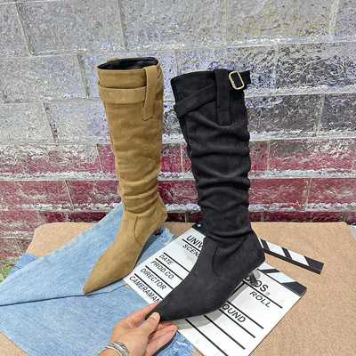 2025秋冬季新款尖头皱褶高跟靴女绒面皮带扣废土风瘦瘦堆堆长筒靴