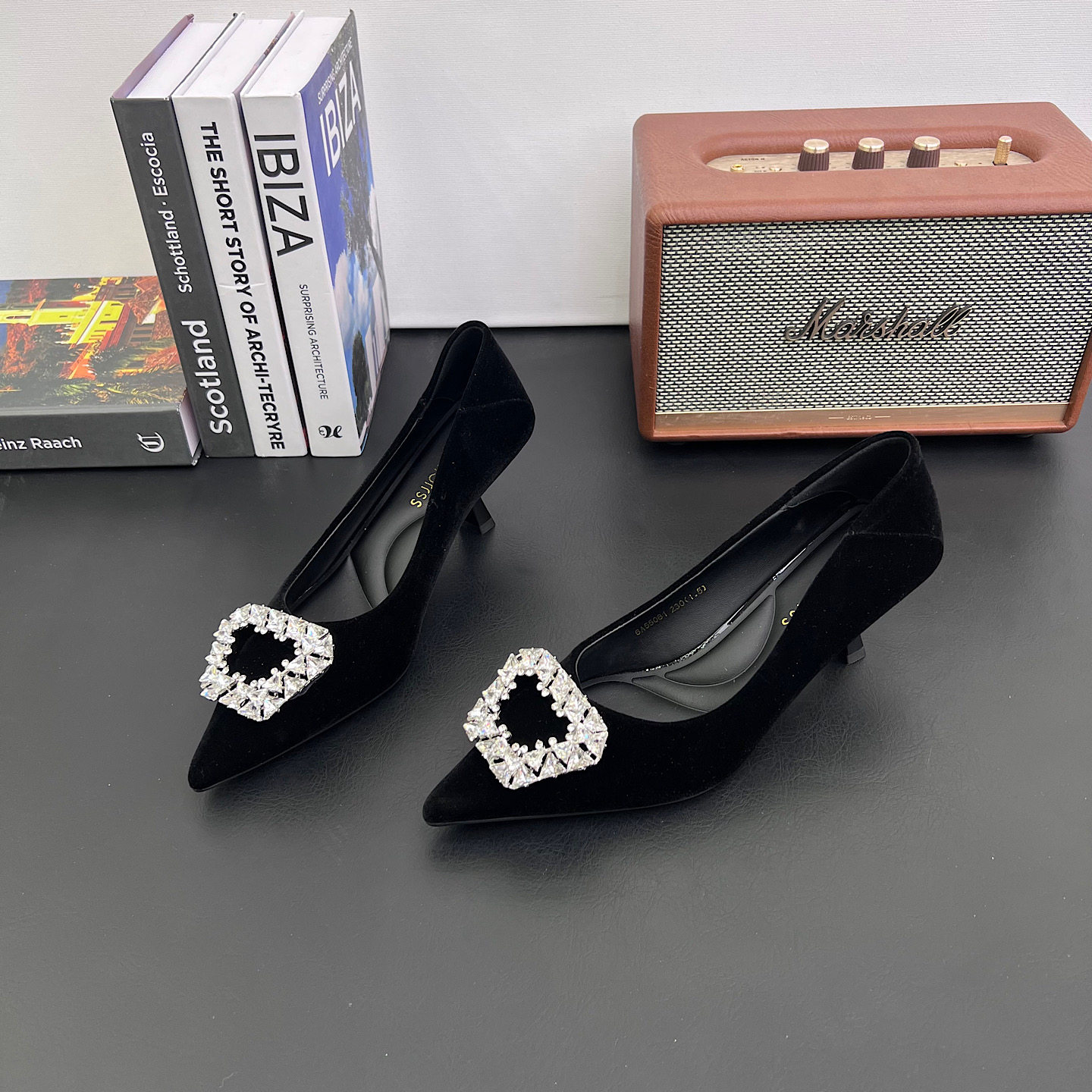 法式气质水钻黑色尖头高跟鞋女2026春季新款浅口丝绒软底工作单鞋