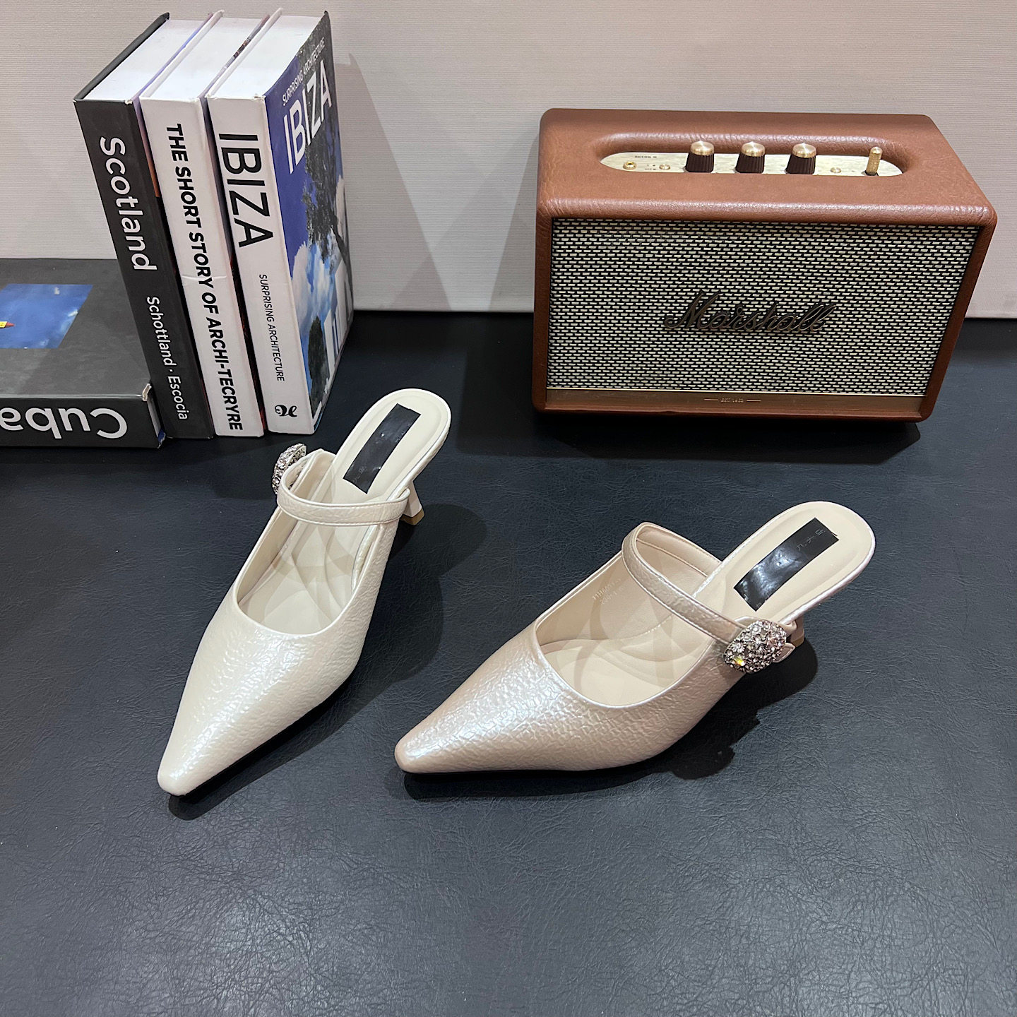 2026春夏款尖头水钻细跟单鞋包头配裙子低跟凉鞋女浅口高跟鞋女鞋