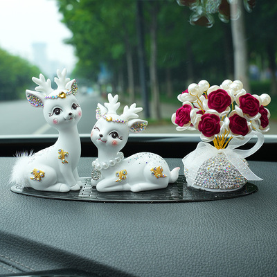 一路平安鹿汽车摆件2024新款中控台车载香薰高级感女士车内装饰品