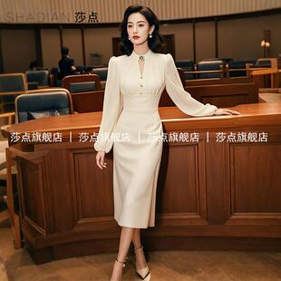 米白色V领长袖连衣裙女春秋2026新款裙子高级感气质修身收腰长裙