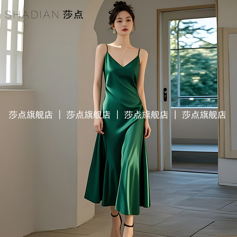绿色V领缎面吊带连衣裙女夏