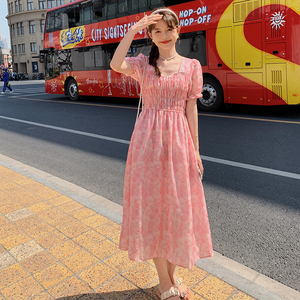 粉色方领泡泡袖碎花连衣裙女2023夏季新款法式温柔风漂亮别致长裙