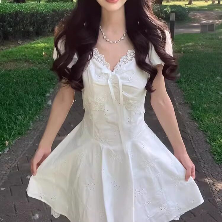 绝美白月光短款连衣裙女2026夏小个子v领蕾丝白色收腰减龄小裙子图片