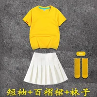 Желтая юбка в складку, носки