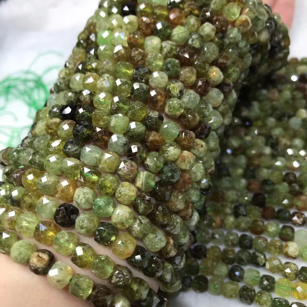 7-8MM 天然水晶沙佛莱绿石榴 立方块钻石面散珠 硬抛切面半成品珠图片