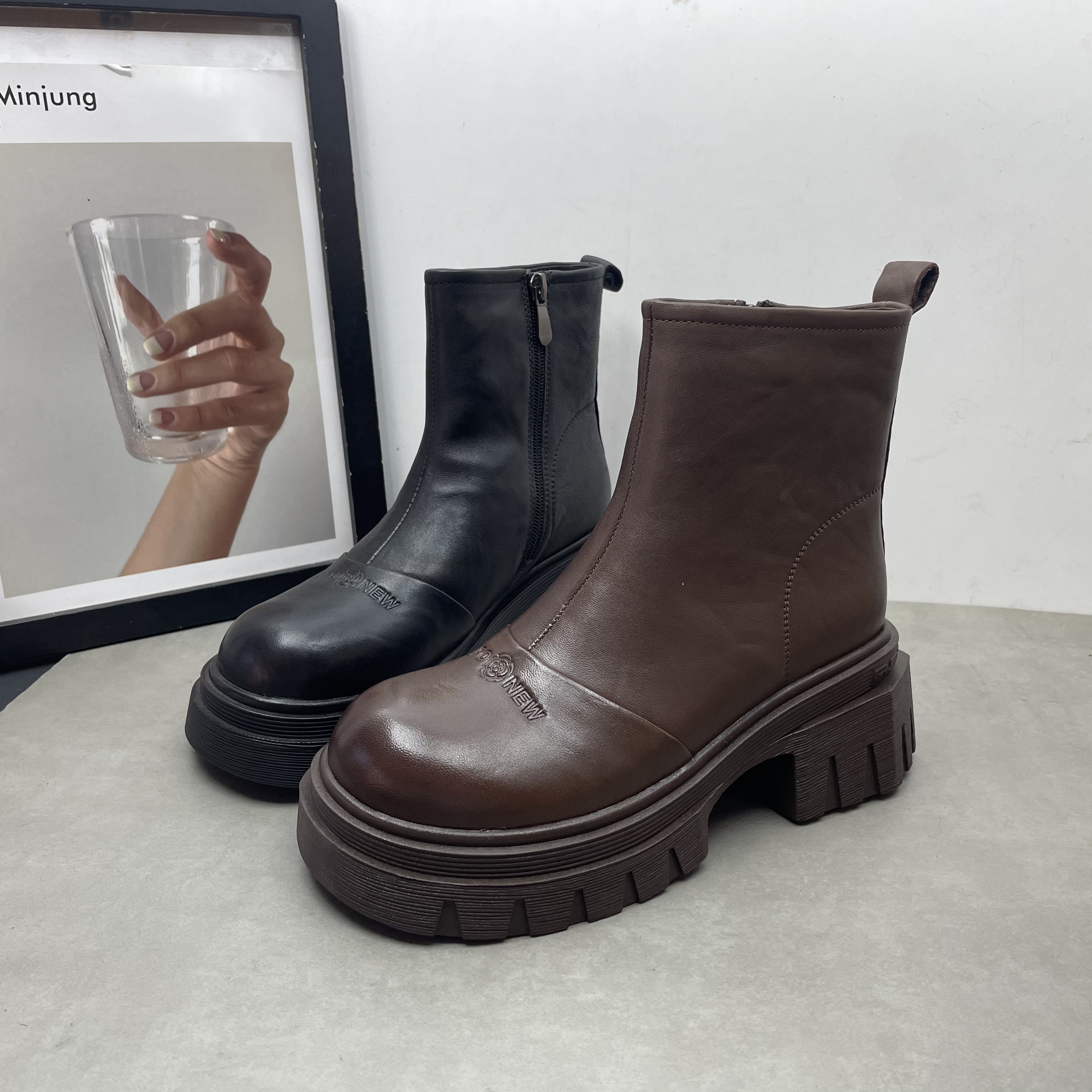 工厂断码真皮女鞋2025秋冬新款羊皮粗跟帅气马丁靴短筒女单靴子