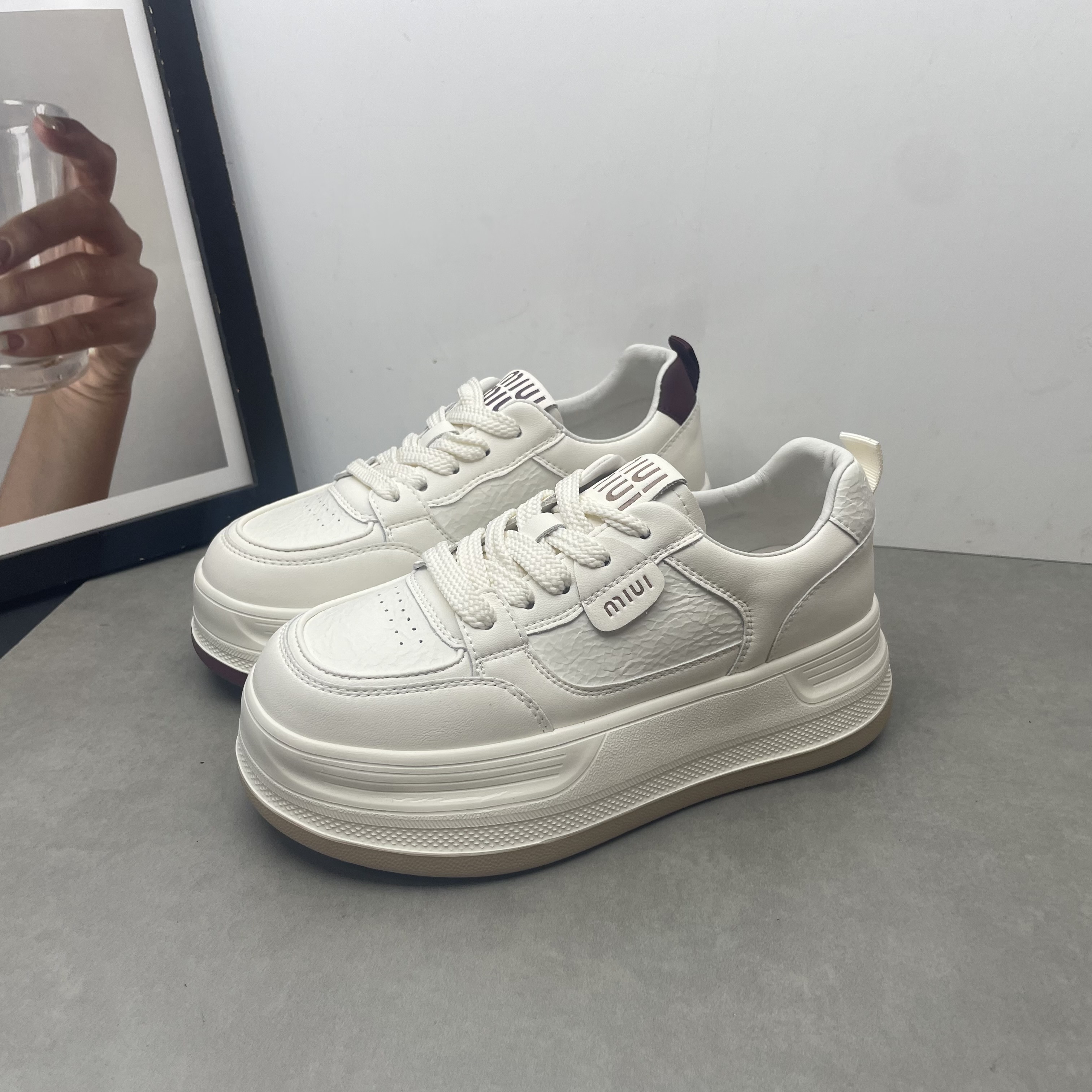 工厂处理真皮女鞋2025秋季新款圆头松糕厚底休闲百搭小白鞋女单鞋