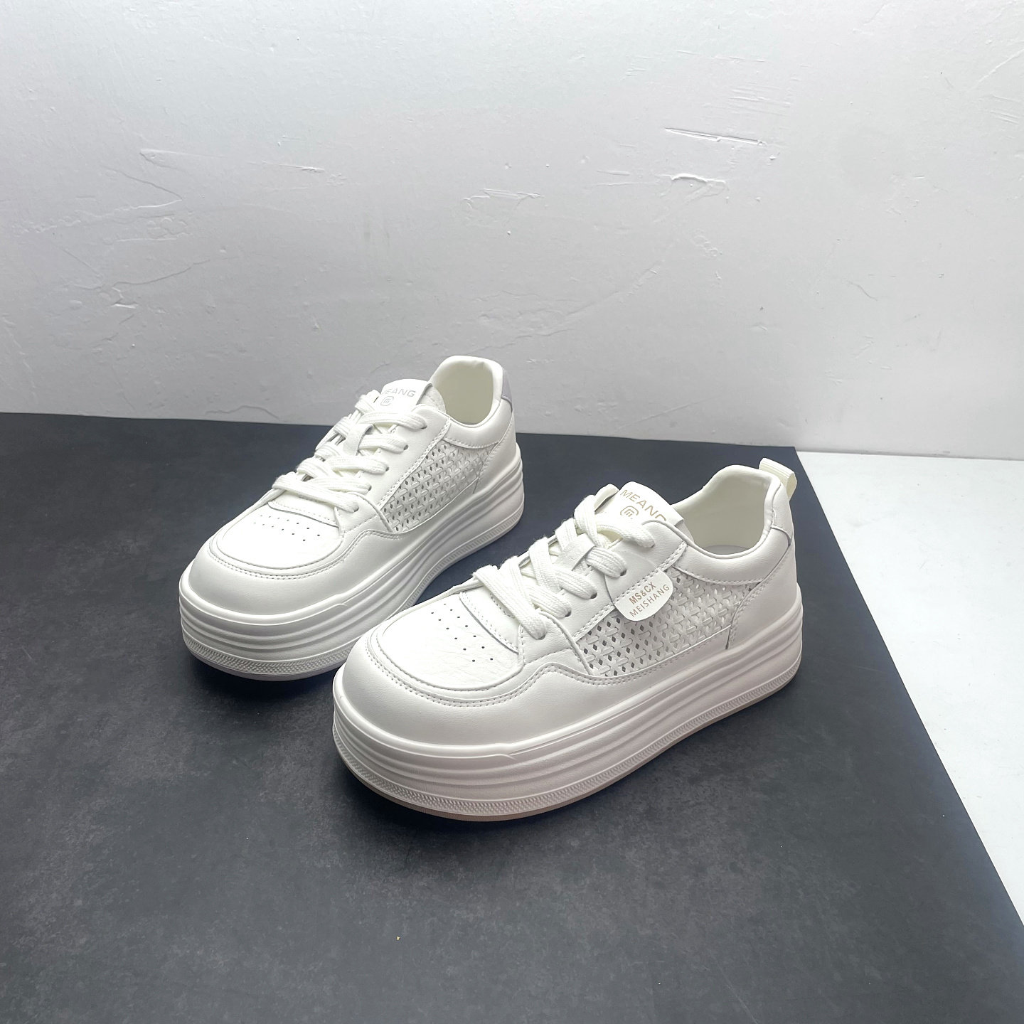 2026春季新款韩版镂空透气小白鞋女中跟厚底圆头交叉绑带休闲板鞋