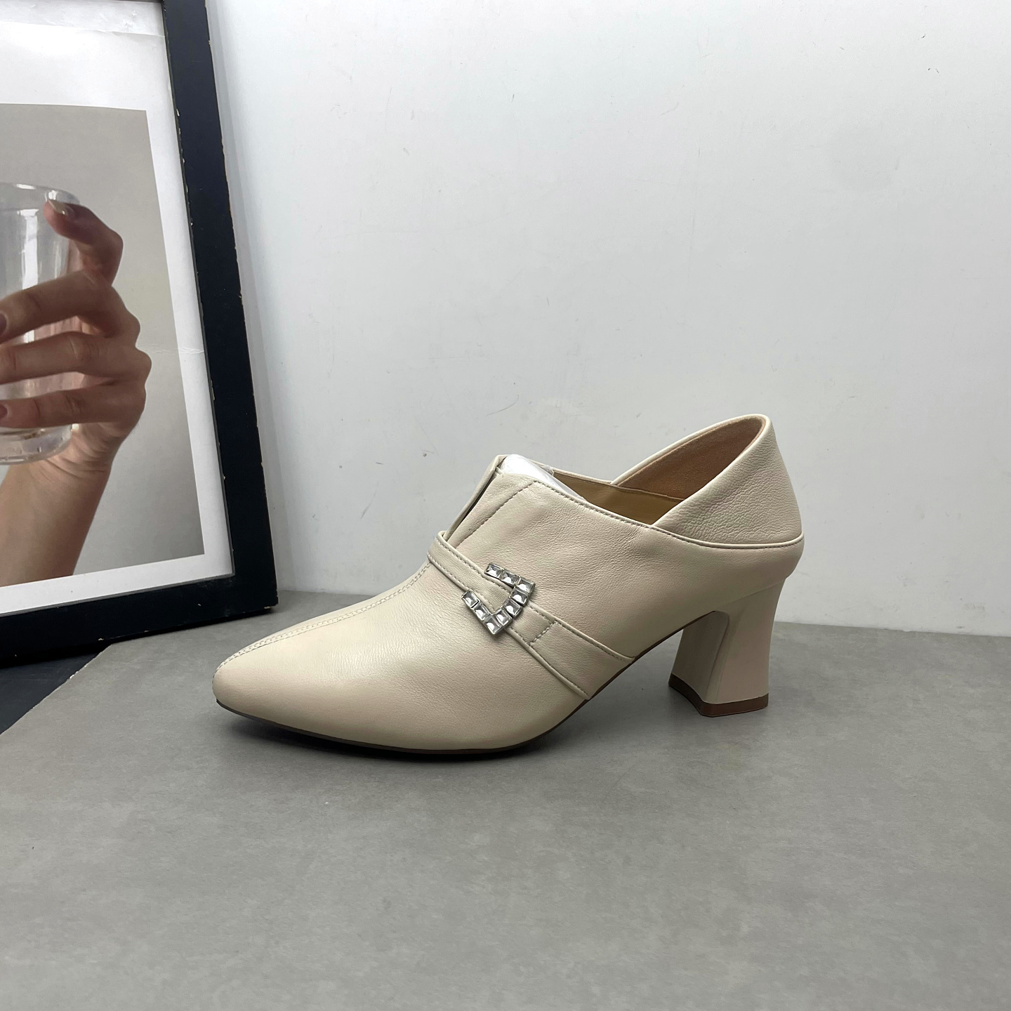 工厂断码处理真皮女鞋2025新款一脚蹬英伦风复古皮鞋优雅女士单鞋