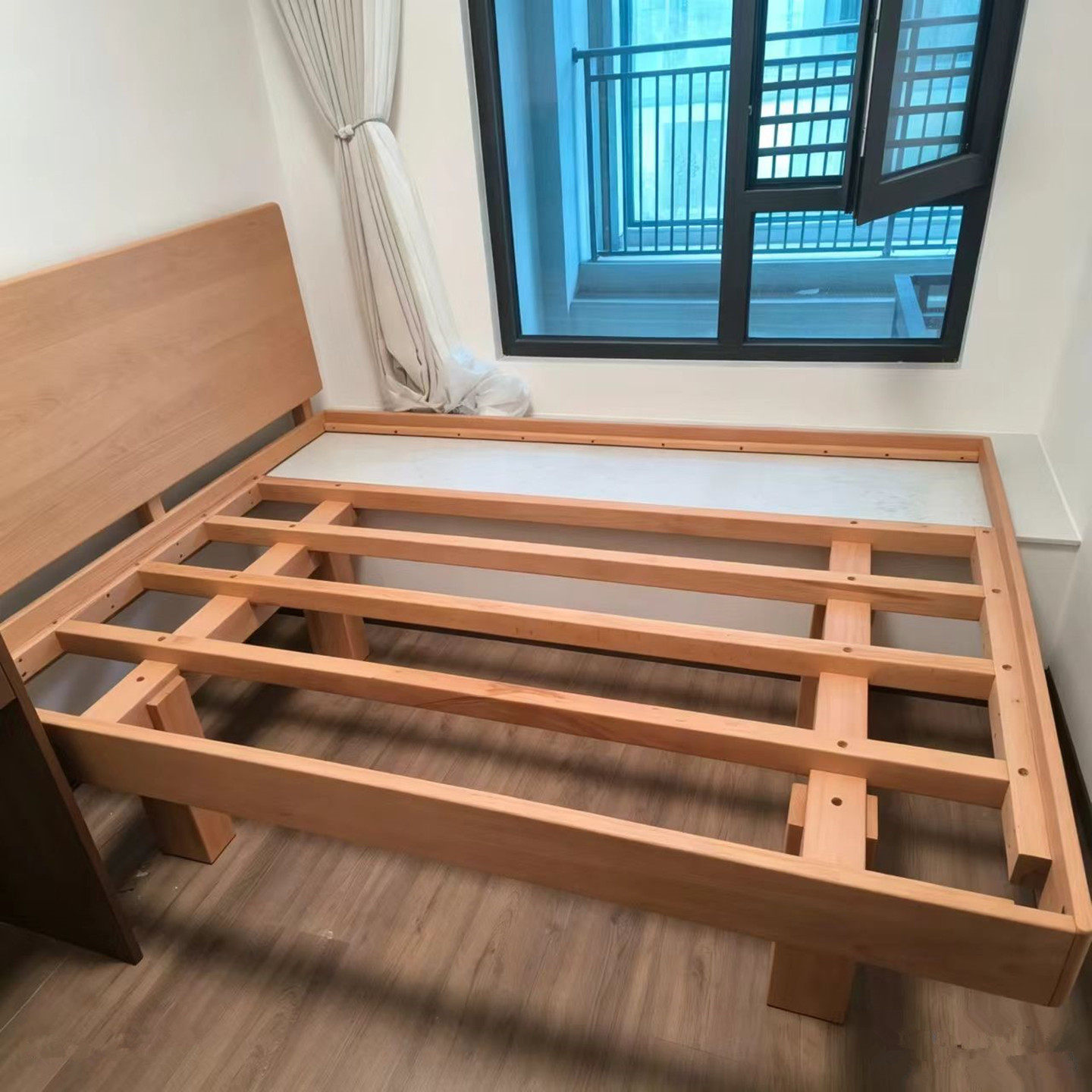 榉木实木飘窗床可定制小户型图片